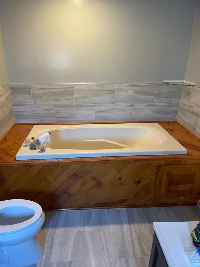 Bathroom With Tub And Toilet - Hartford, CT - Hinds