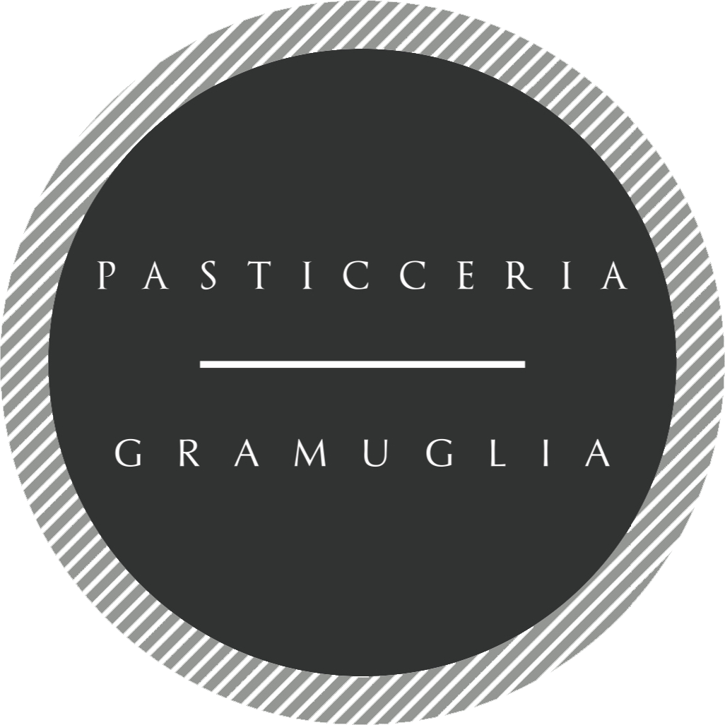 Logo della Pasticceria Gramuglia in bianco su un cerchio grigio scuro con bordo a righe.