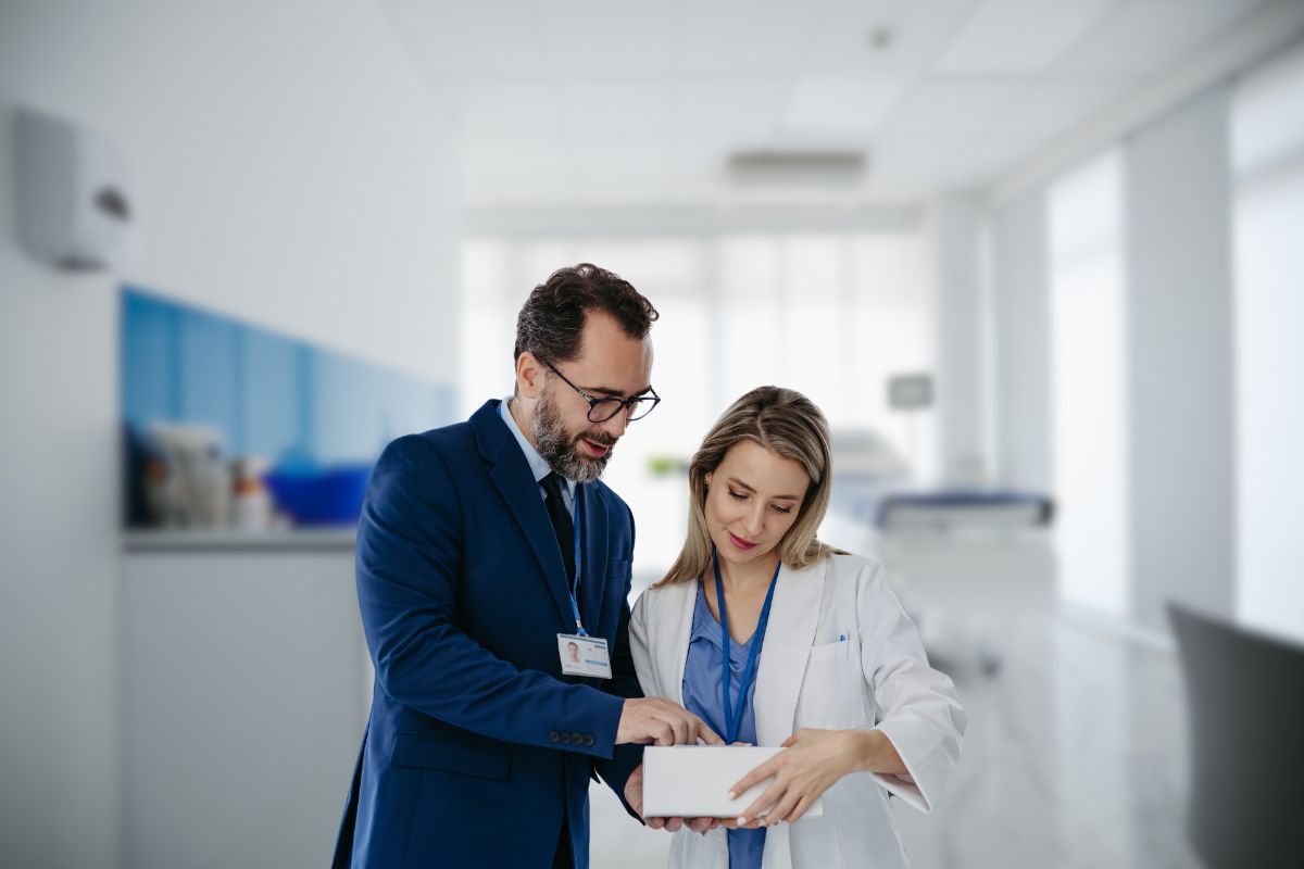 representante comercial apresentnado materail para médica