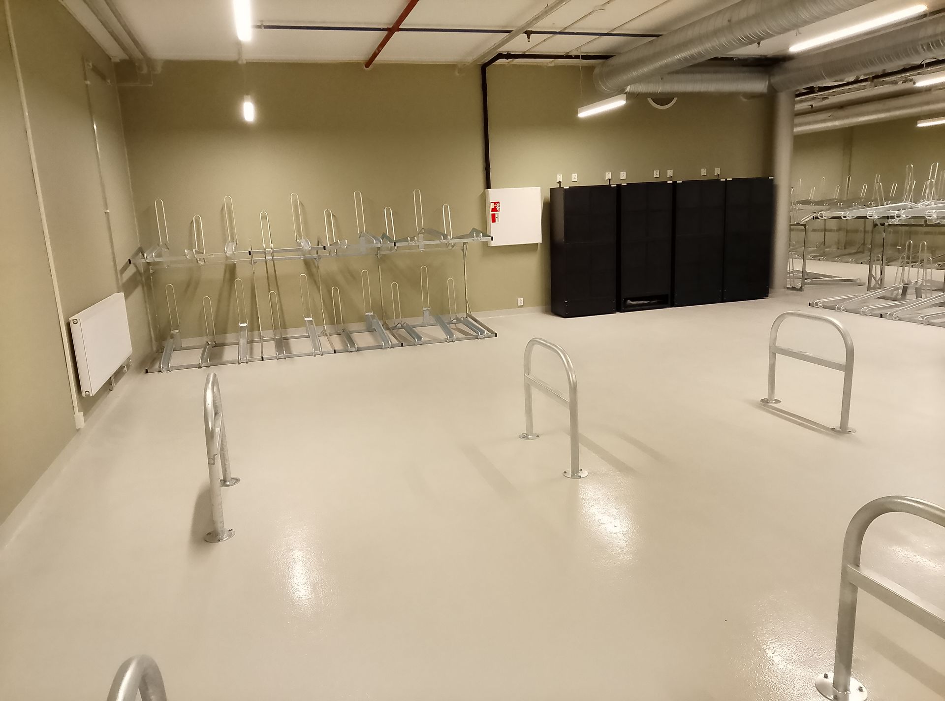 Et grått metallskap med fire rom, to dører kan åpnes, på hvit bakgrunn.