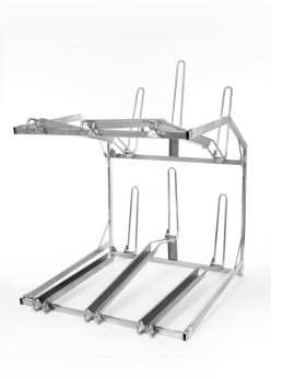 Sykkelstativ i sølvfarget metall med øvre og nedre nivåer for flere sykler.