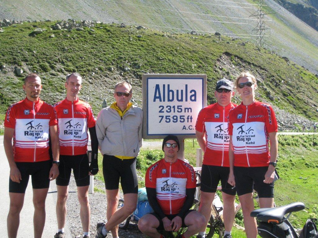 A group of people standing in front of a sign that says albula