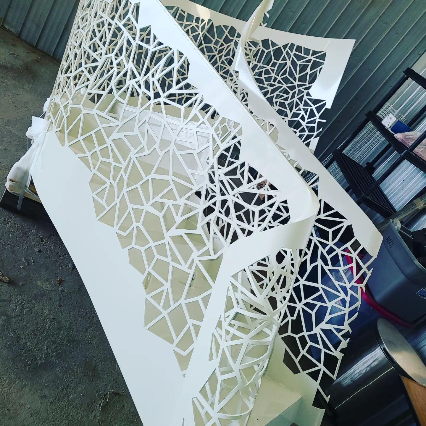 Un morceau de papier avec un motif géométrique dessus