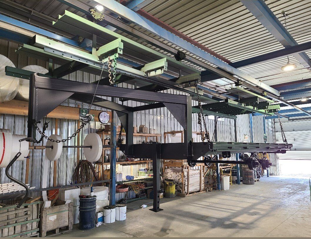 Une grande structure métallique est suspendue au plafond d'un bâtiment.