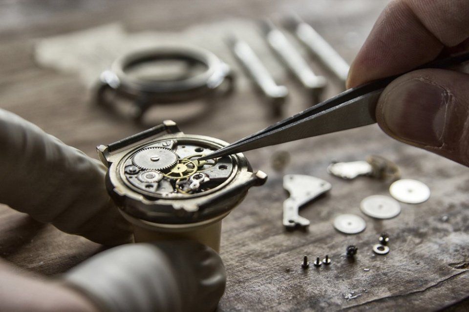 Riparazione meccanismo orologio
