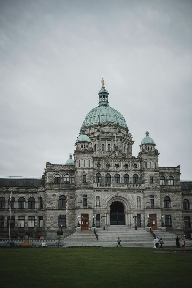 A picture of the government parliament building in the city of Victoria, British Columbia