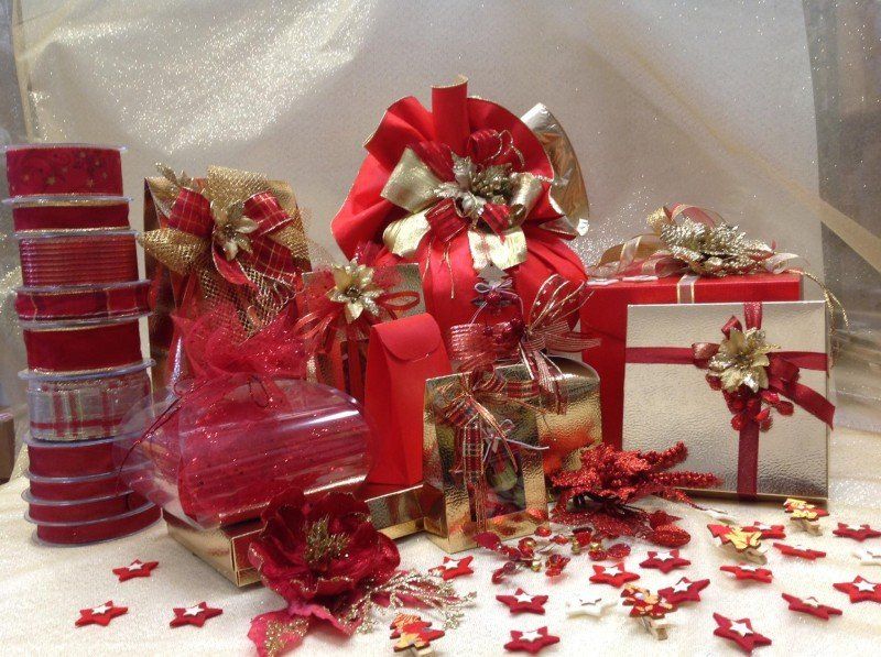 Materiali per confezionare bomboniere e pacchi regalo
