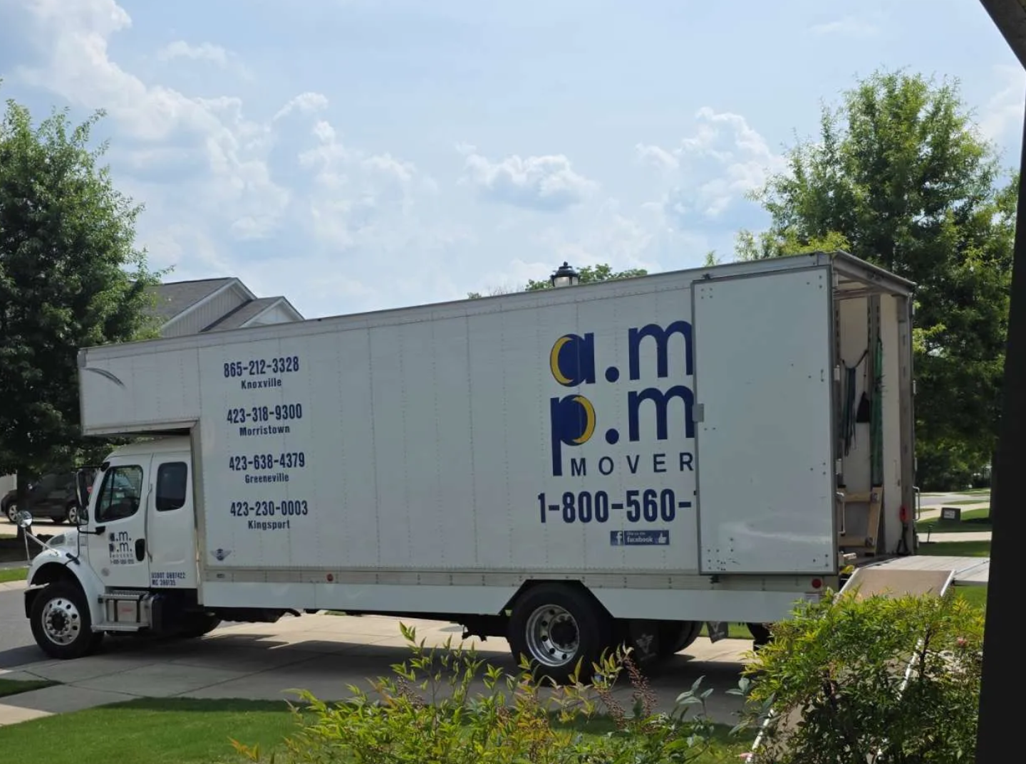 Delivery Men Unloading Boxes From Truck - Movers in Morristown, TN Delivery Men Unloading Boxes From Truck - Movers in Morristown, TN