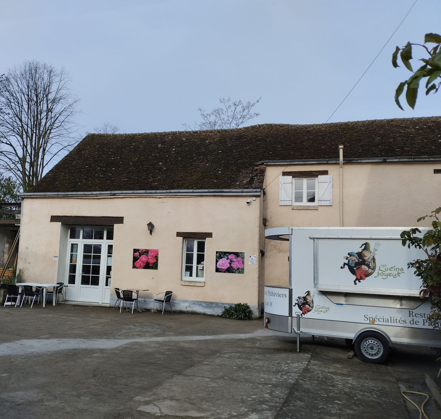 restaurant les lutins joyeux yevre-le-chatel pithiviers gâteau crêpes galettes apéro apéritif amandes atelier gastronomie,l'authentique pithiviers,
pithi-colziel colza miel 
cavalier cheval randonnée GR32 GR655Est