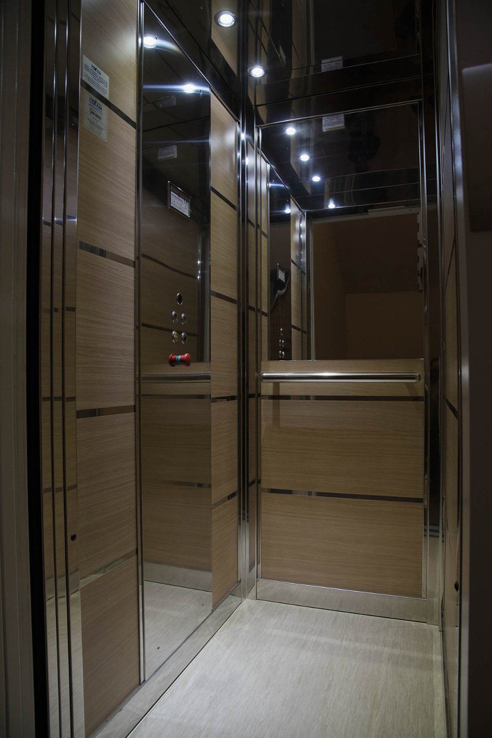 ascensore sicuro con specchi e luci