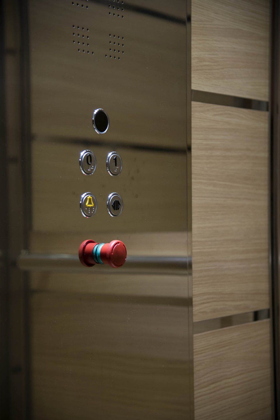 ascensore con pulsante allarme