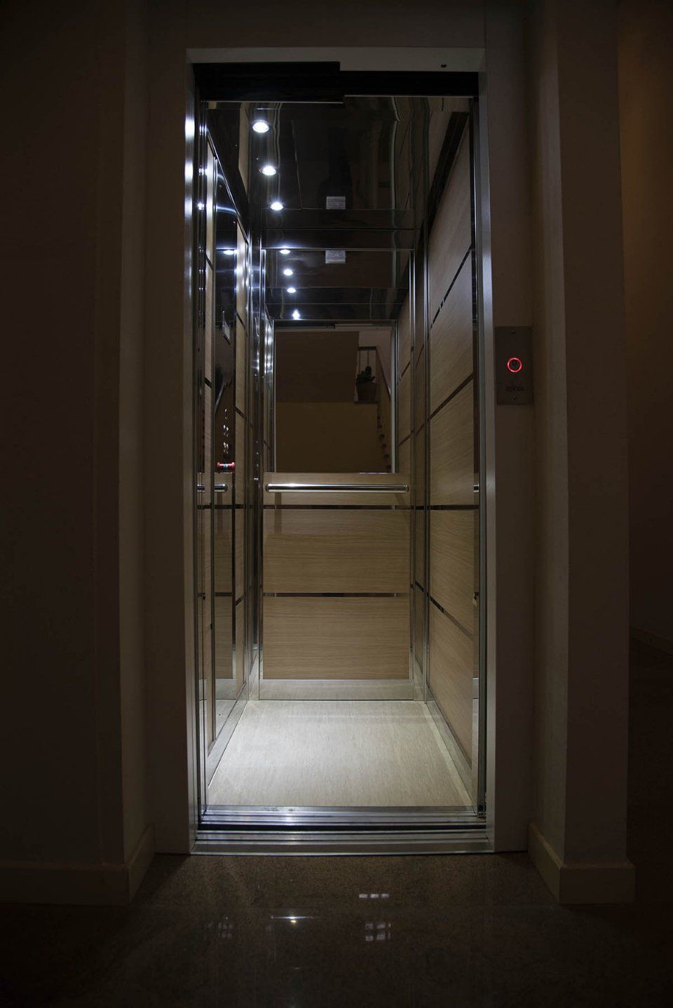 ascensore elegante con specchi e luci
