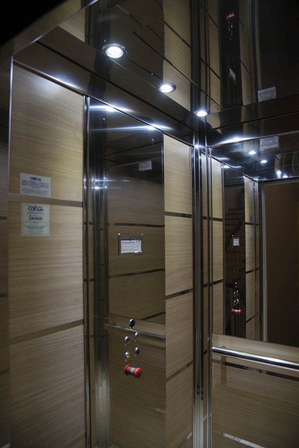 ascensore spazioso con specchi e luci