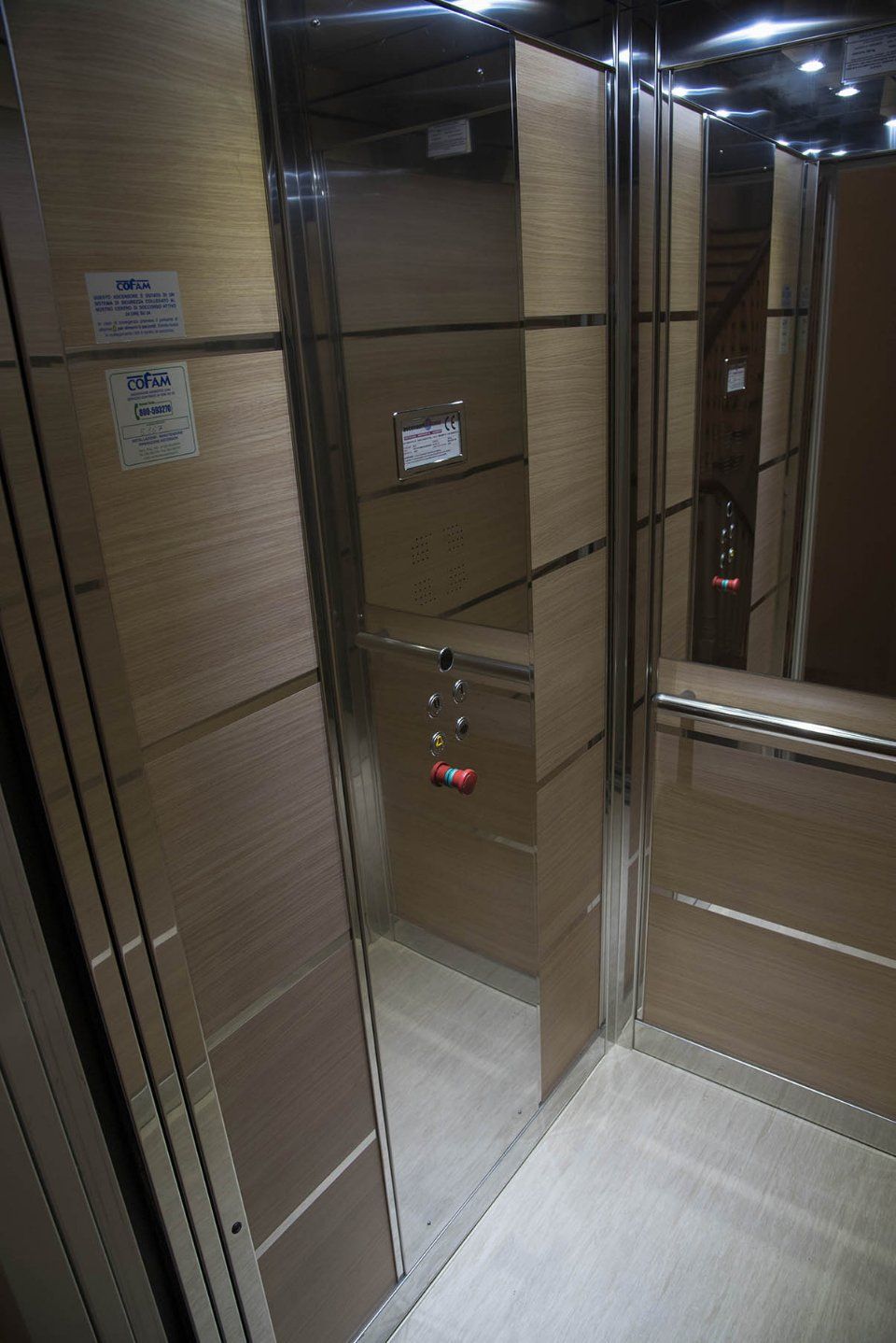 ascensore spazioso con specchi