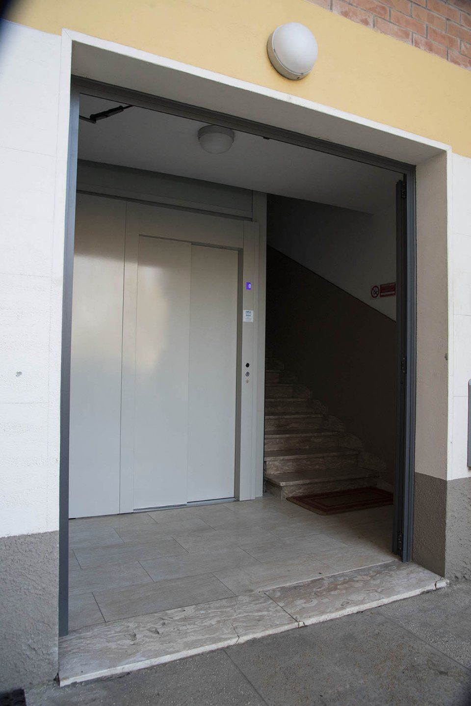 ascensori di vari colori