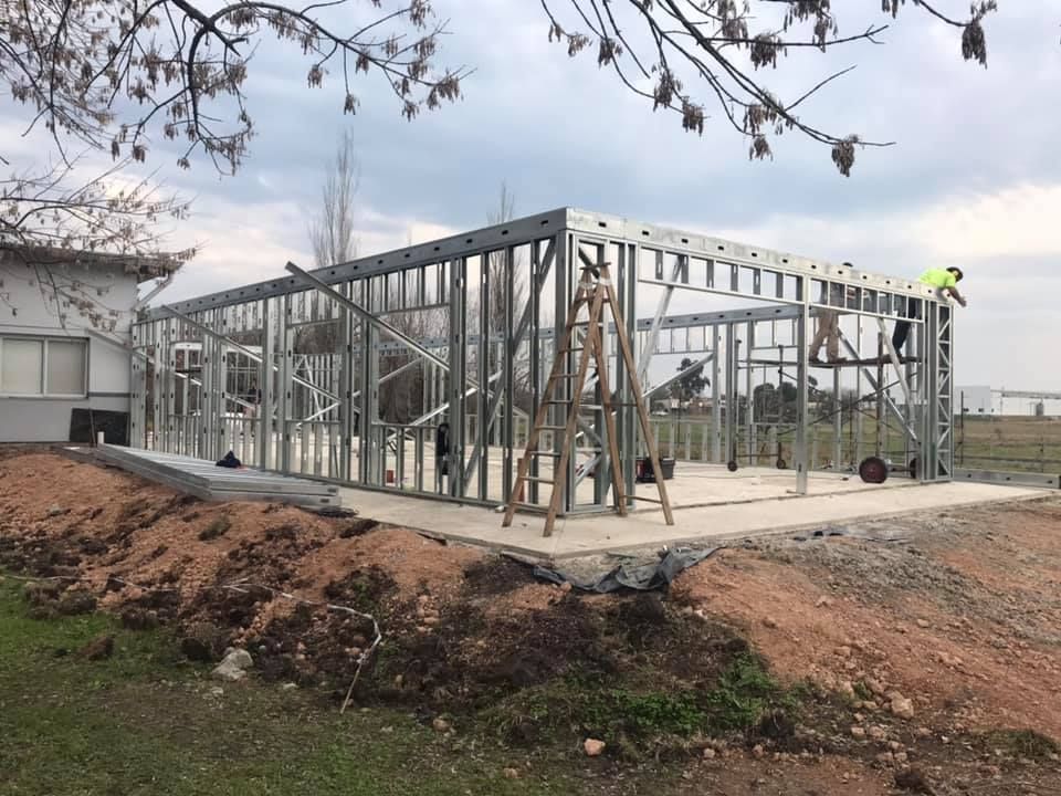 Vivienda construida con sistema Steel Frame por FD Fabre Ingeniería en Villa Elisa, obra sustentable y eficiente.