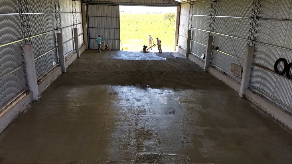 Piso de hormigón pulido y llaneado mecánicamente, solución técnica aplicada por FD Fabre Ingeniería.