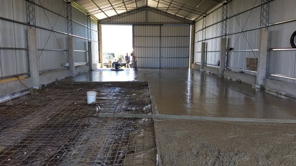 Piso de hormigón pulido y llaneado mecánicamente, solución técnica aplicada por FD Fabre Ingeniería.