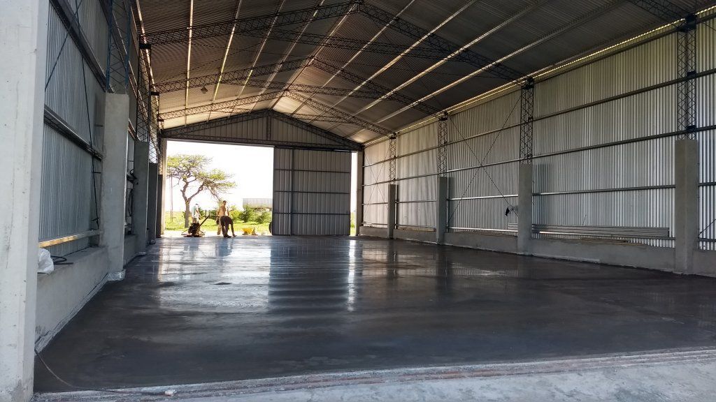 Piso de hormigón pulido y llaneado mecánicamente, solución técnica aplicada por FD Fabre Ingeniería.