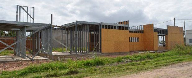 Vivienda construida con sistema Steel Frame por FD Fabre Ingeniería en Villa Elisa, obra sustentable y eficiente.