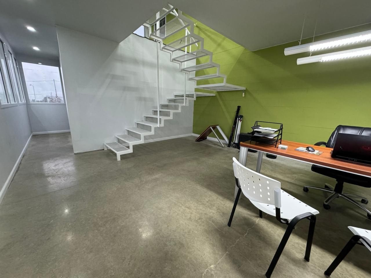 Piso de hormigón pulido y llaneado mecánicamente, solución técnica aplicada por FD Fabre Ingeniería.