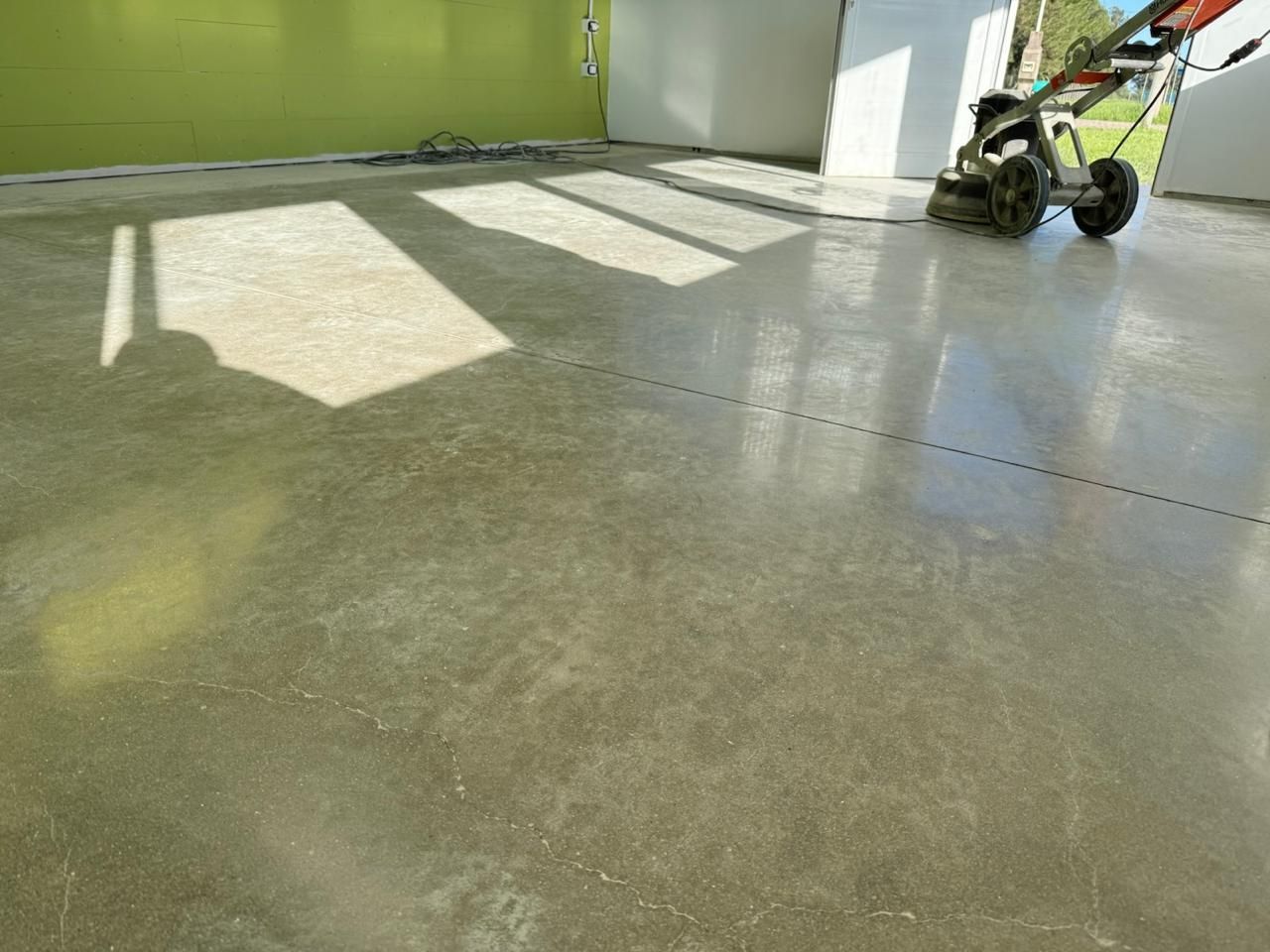 Piso de hormigón pulido y llaneado mecánicamente, solución técnica aplicada por FD Fabre Ingeniería.