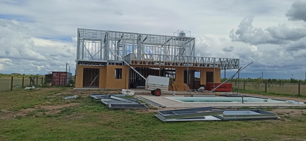 Vivienda construida con sistema Steel Frame por FD Fabre Ingeniería en Villa Elisa, obra sustentable y eficiente.