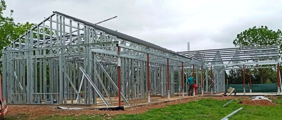 Vivienda construida con sistema Steel Frame por FD Fabre Ingeniería en Villa Elisa, obra sustentable y eficiente.