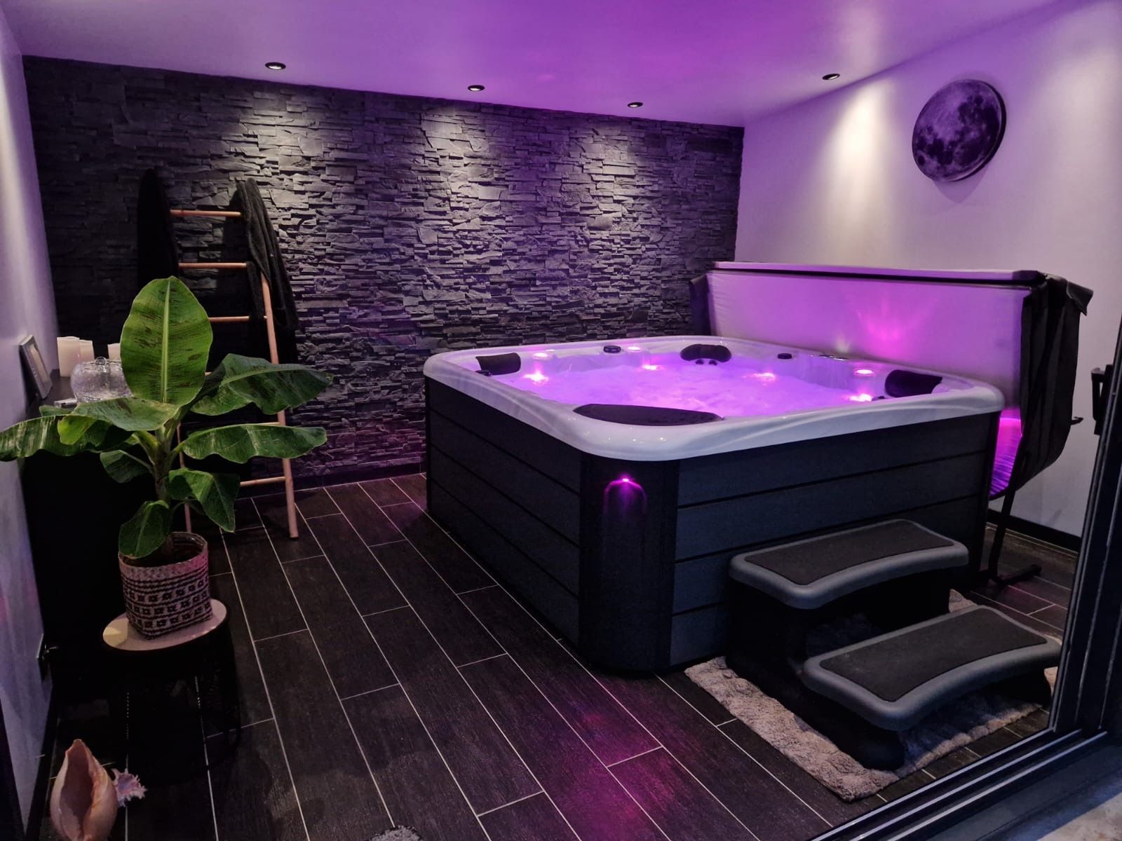 Il y a un jacuzzi au milieu de la pièce.