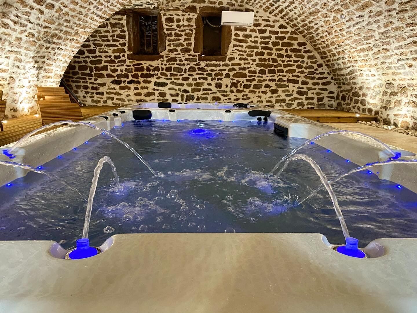 Il y a une grande piscine au milieu d'un tunnel de pierre.