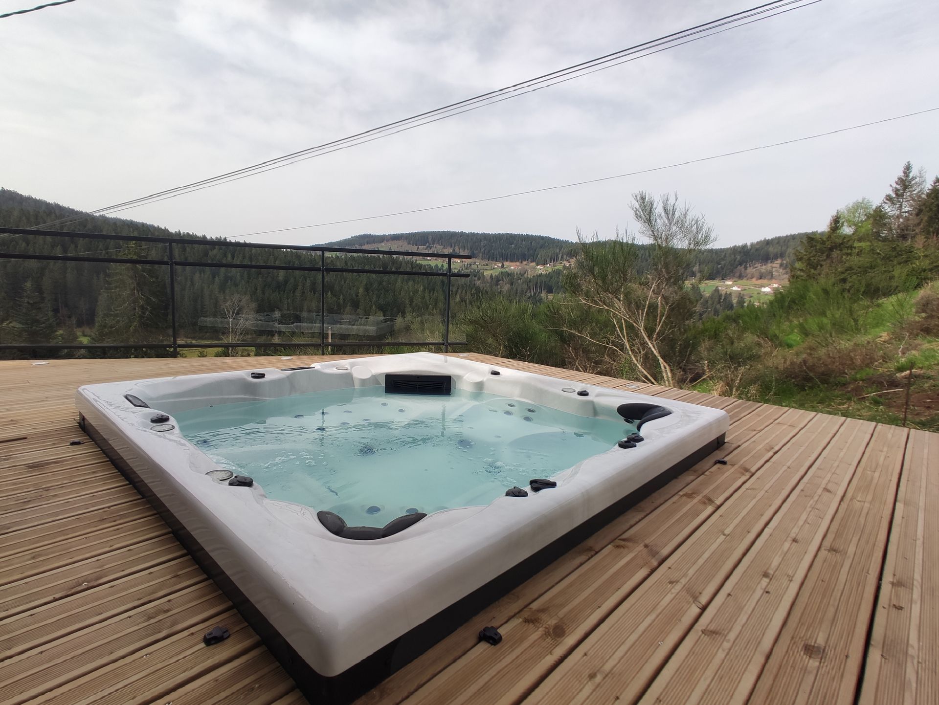 spa sur la terrasse du chalet l'ursus de gerardmer