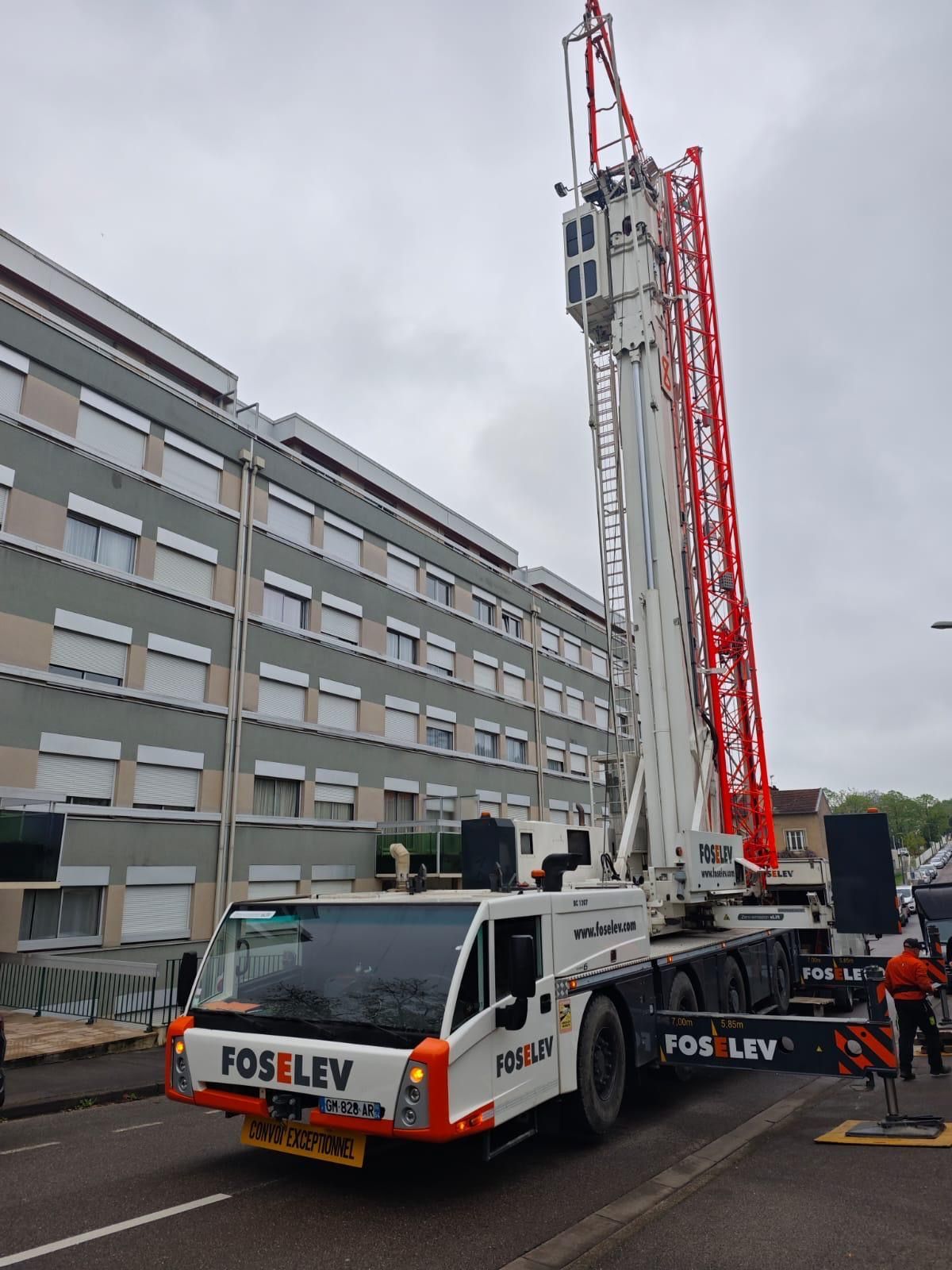 Un camion Fogelev est garé devant un grand bâtiment