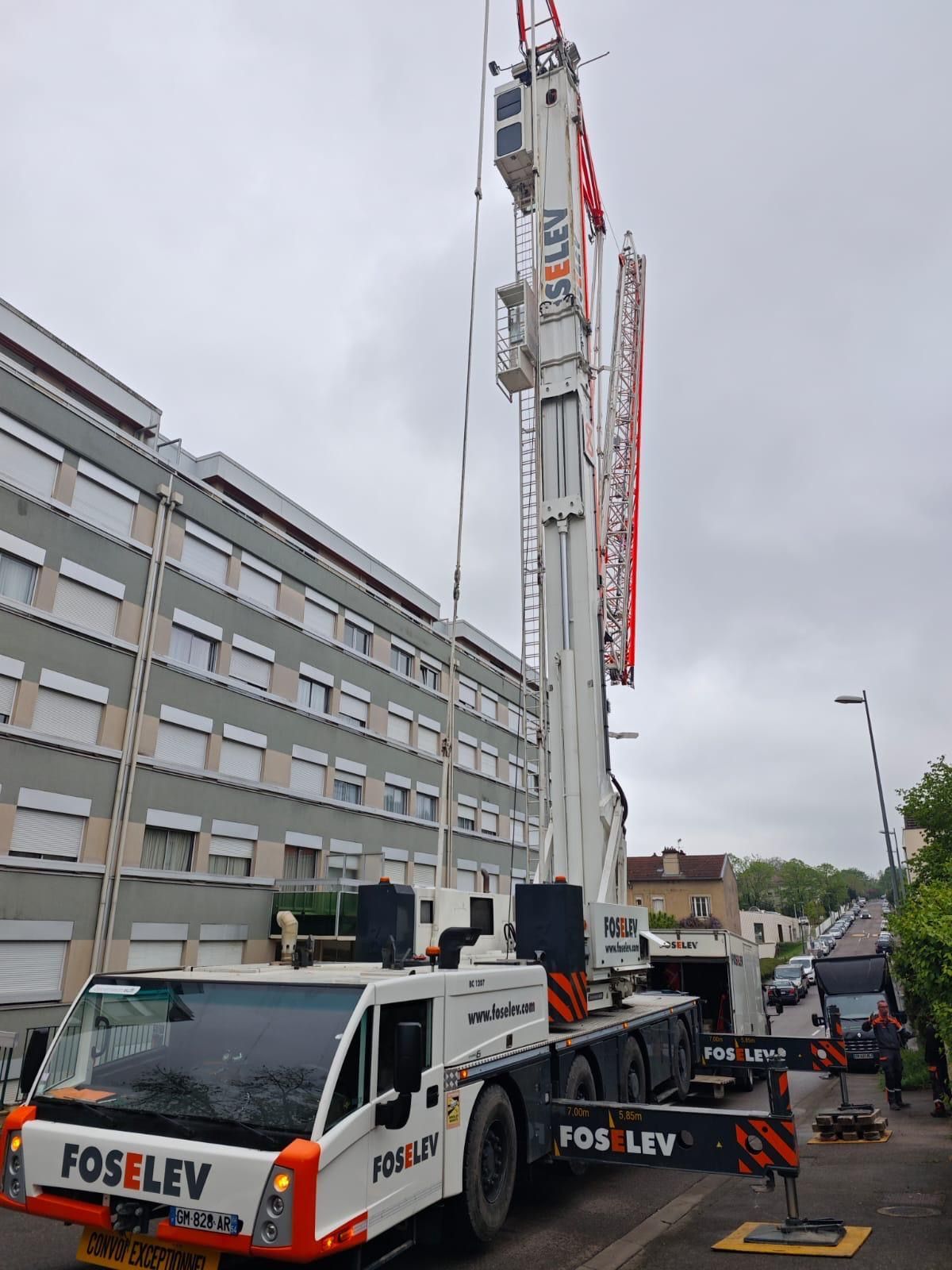 Un camion blanc avec le mot poselev dessus