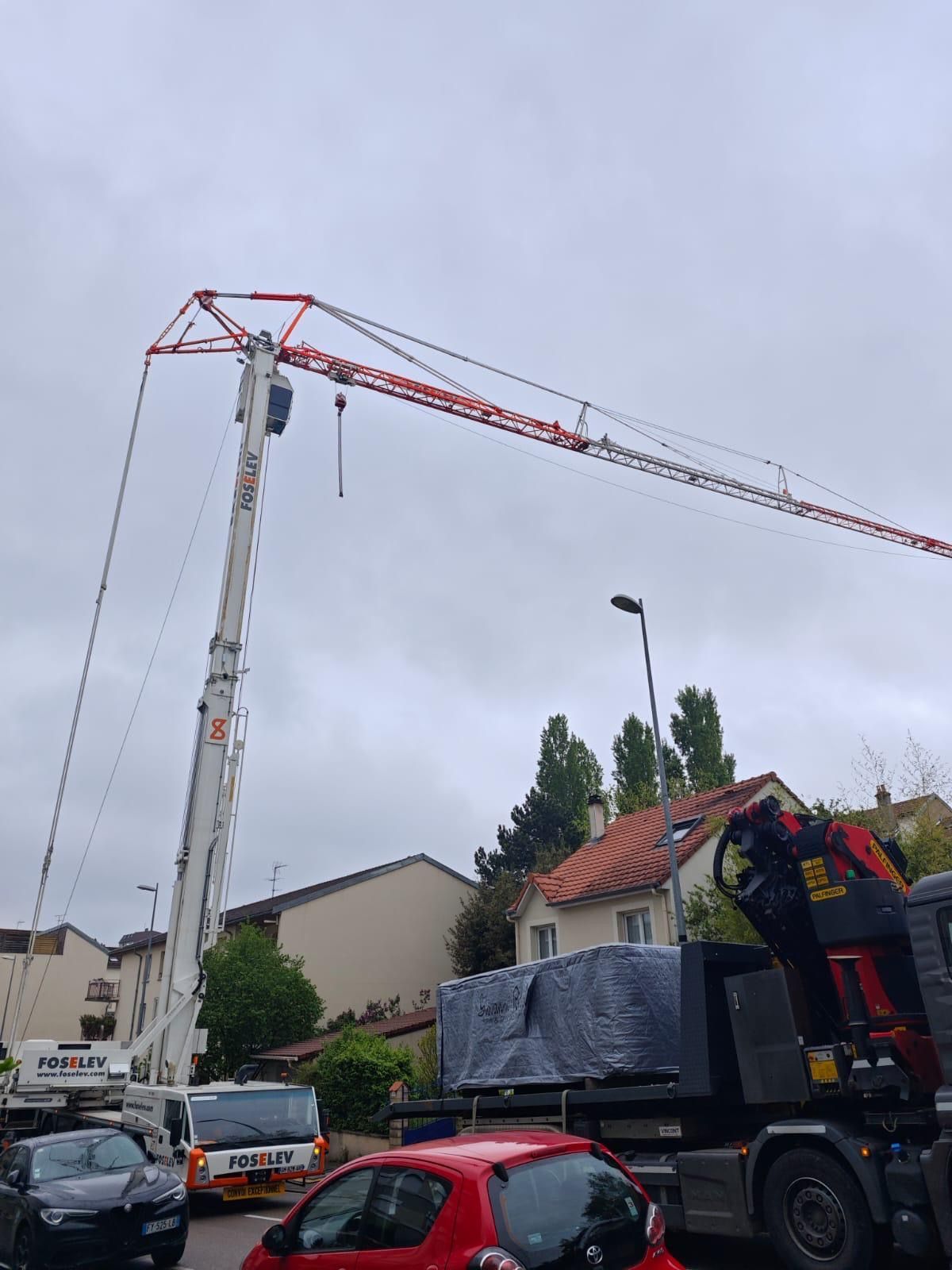 Une grande grue est posée sur un camion.