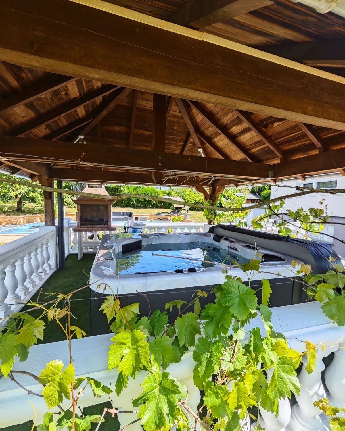 Un gazebo avec un jacuzzi en dessous