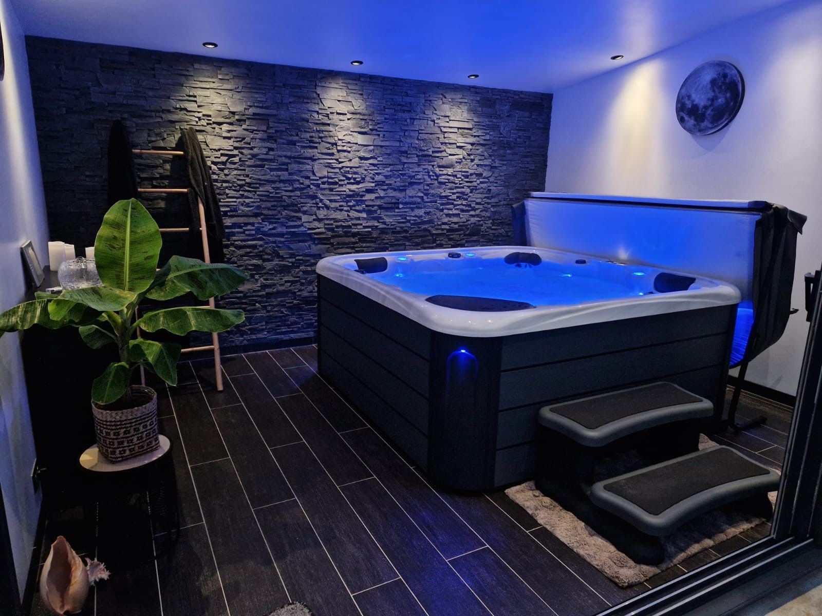 Il y a un jacuzzi au milieu de la pièce.