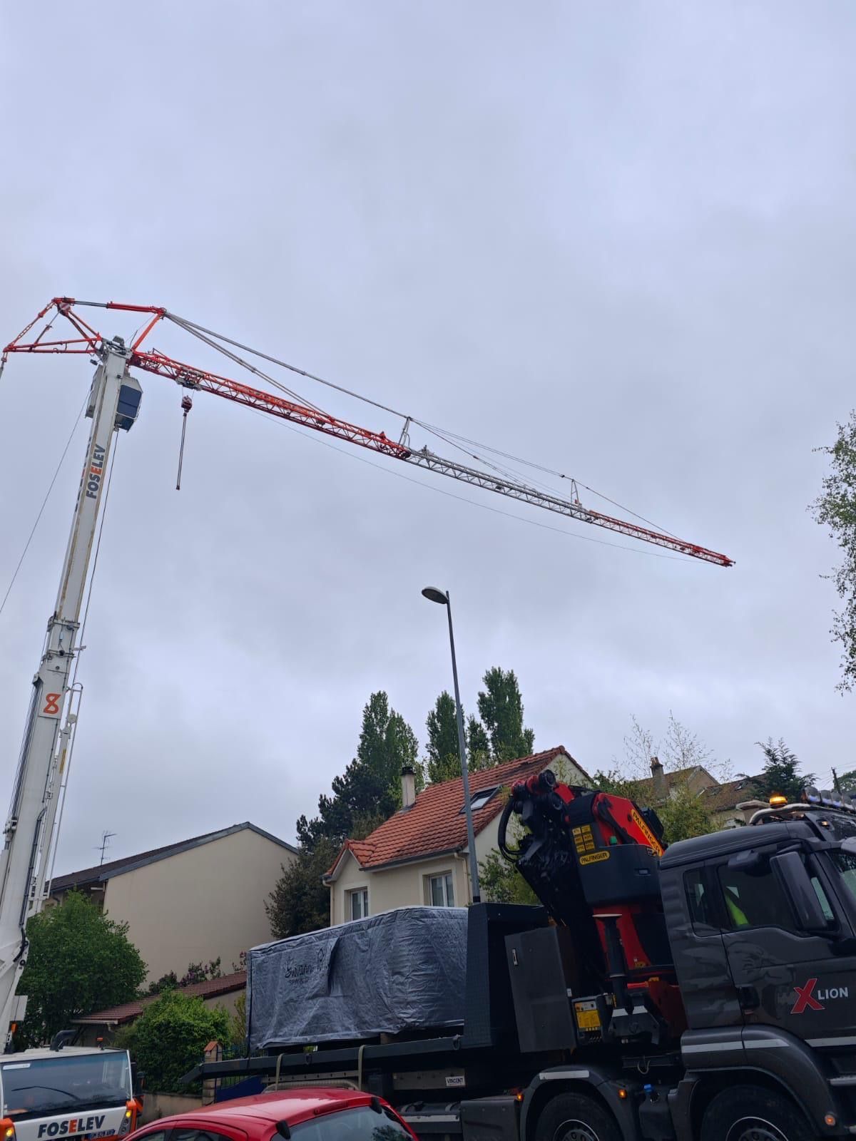 Une grande grue est attachée à l'arrière d'un camion