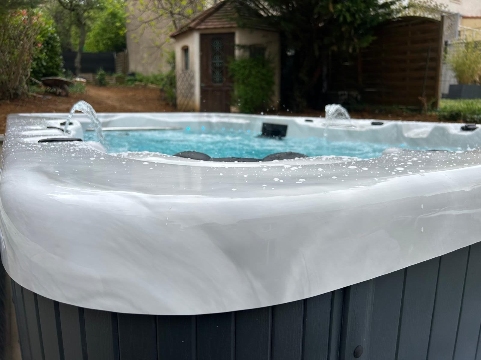 Un bain à remous est installé dans l'arrière-cour d'une maison.