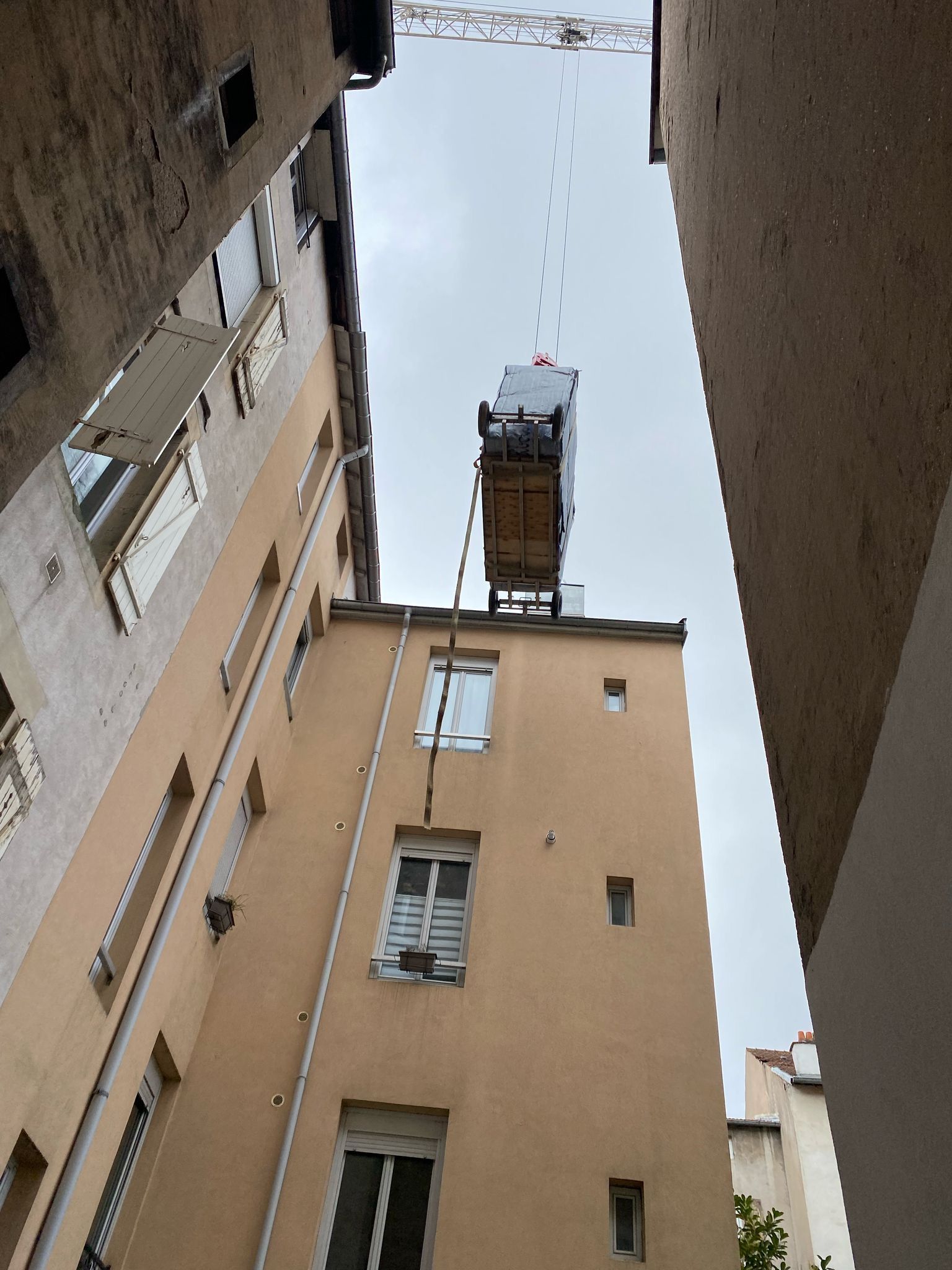 Regardant un bâtiment avec une échelle suspendue
