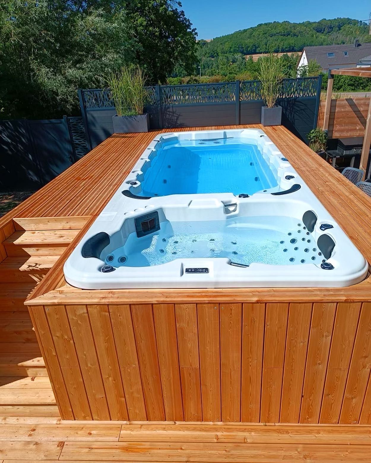 terrasse bois pour un spa de nage