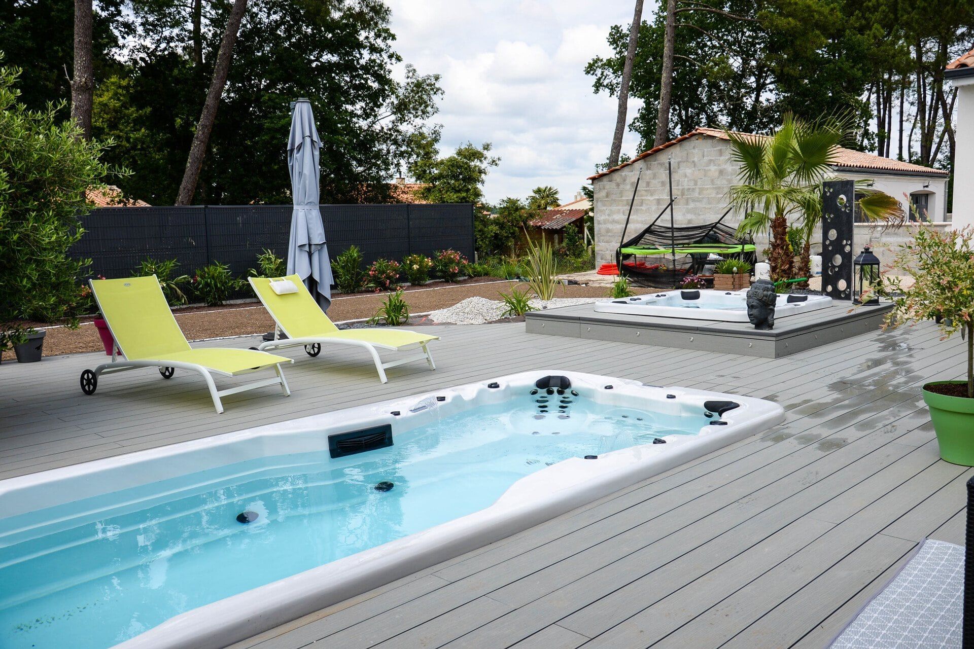 Une piscine et un jacuzzi dans une cour arrière
