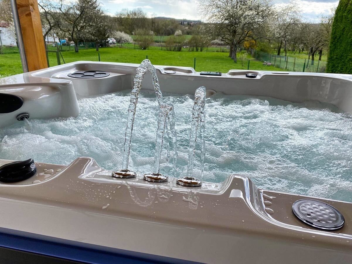 Un bain à remous avec de l'eau qui en sort et une fontaine.