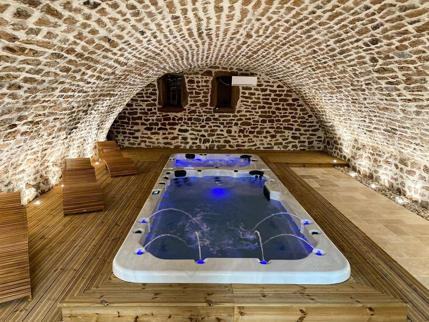 Il y a une grande piscine au milieu d'une grotte.