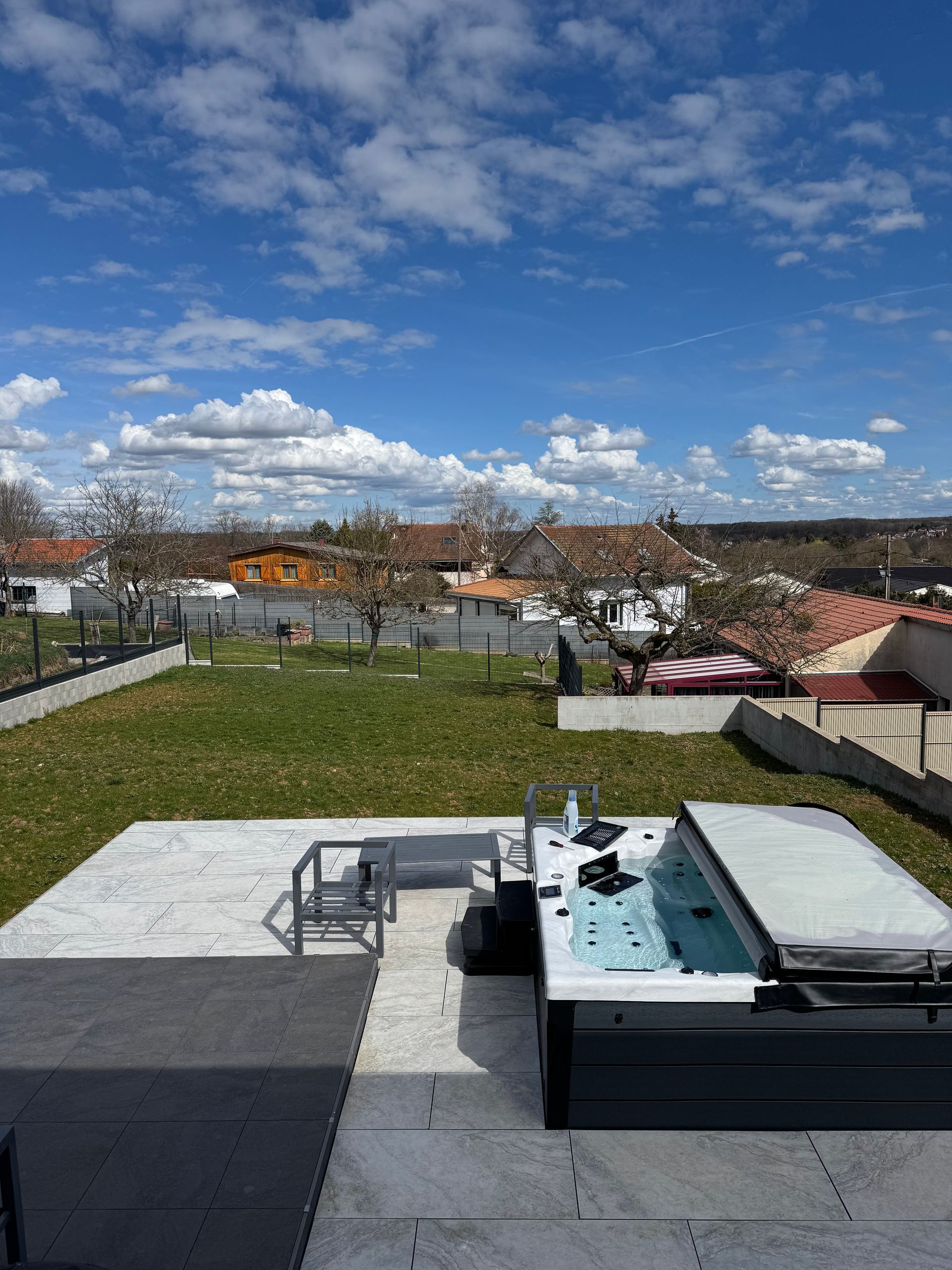 Un bain à remous est posé sur une terrasse en béton.
