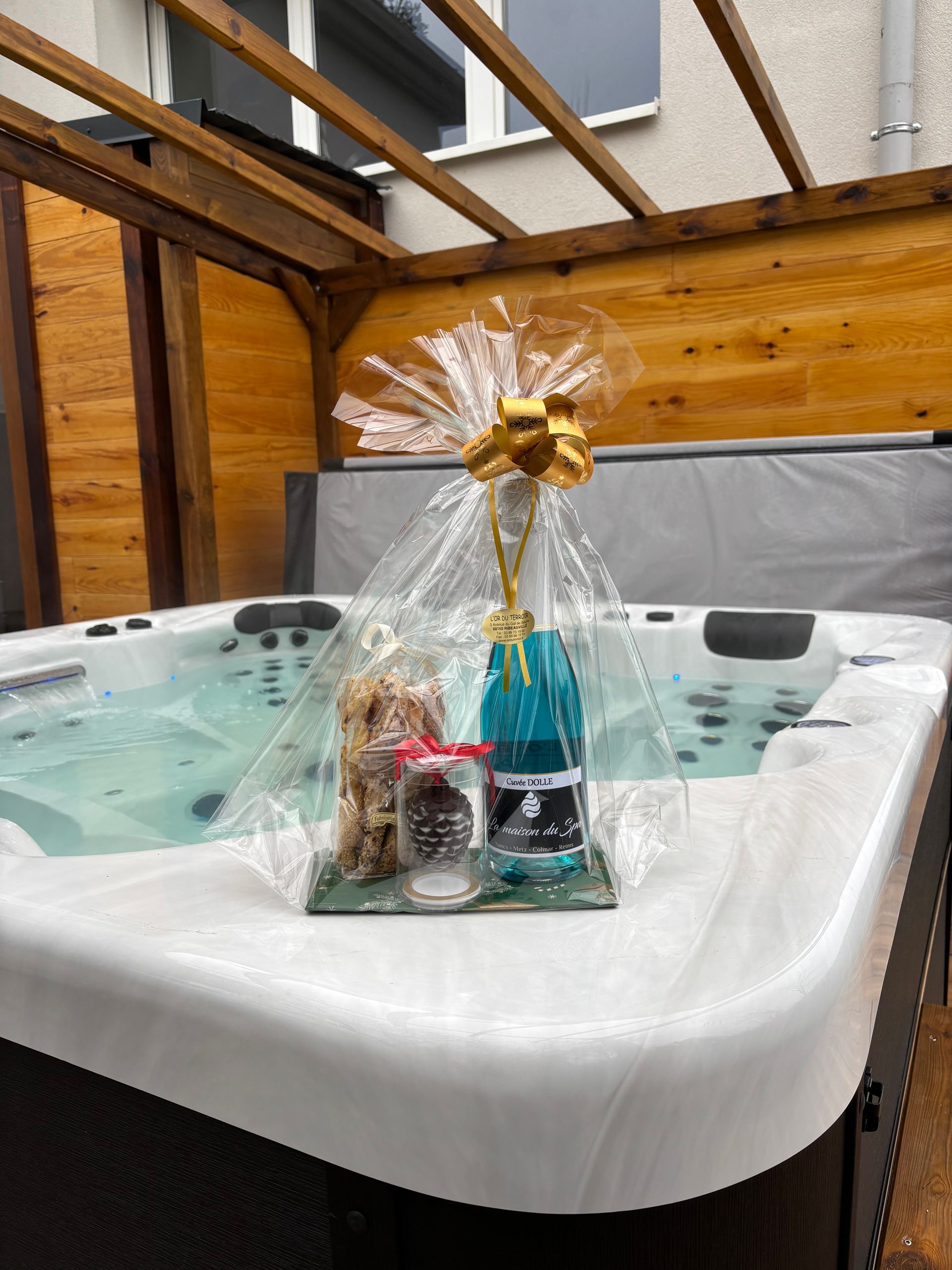 Un jacuzzi avec un cadeau emballé dans du plastique posé dedans.