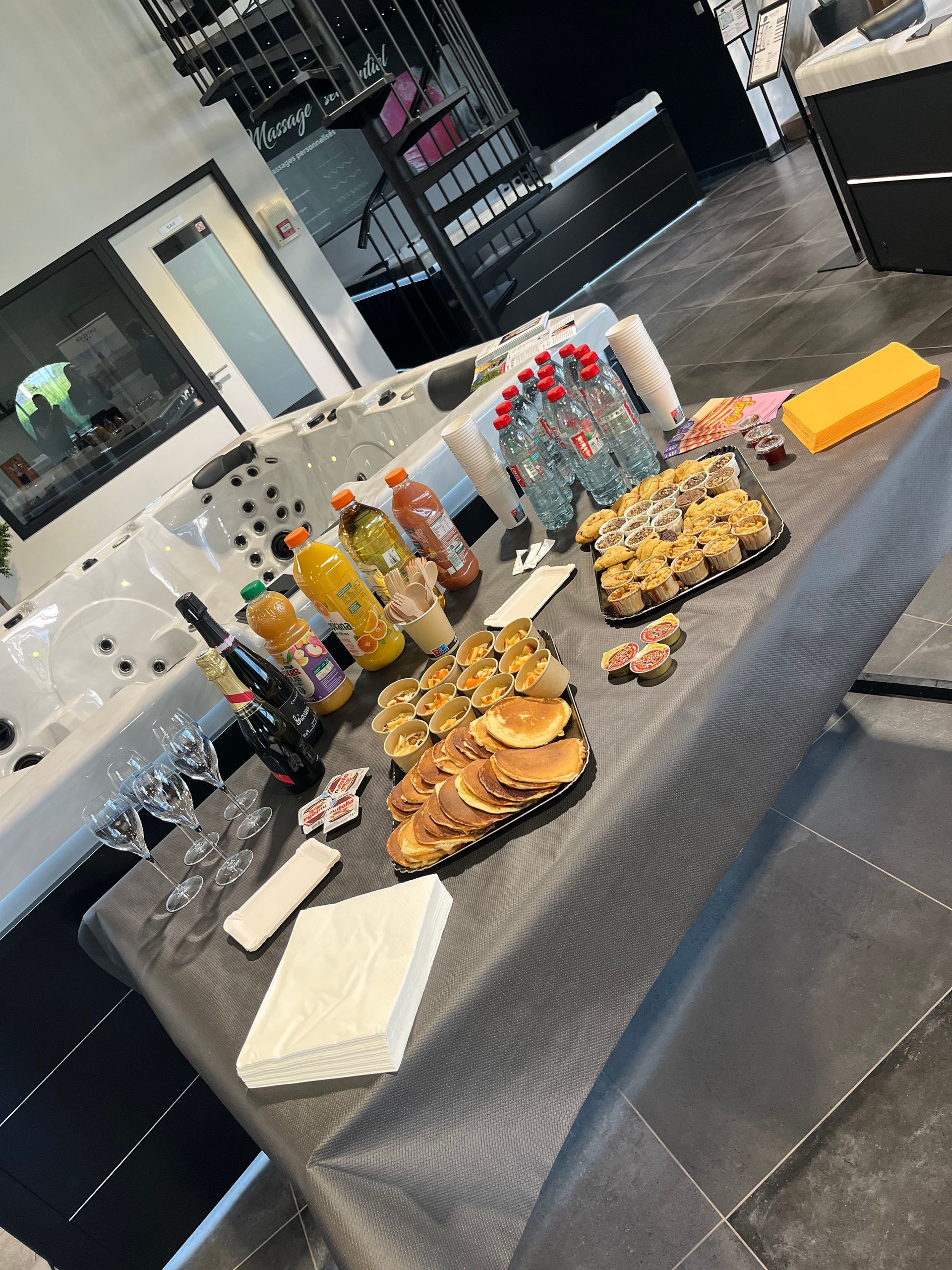 Une table avec beaucoup de nourriture et de boissons dessus