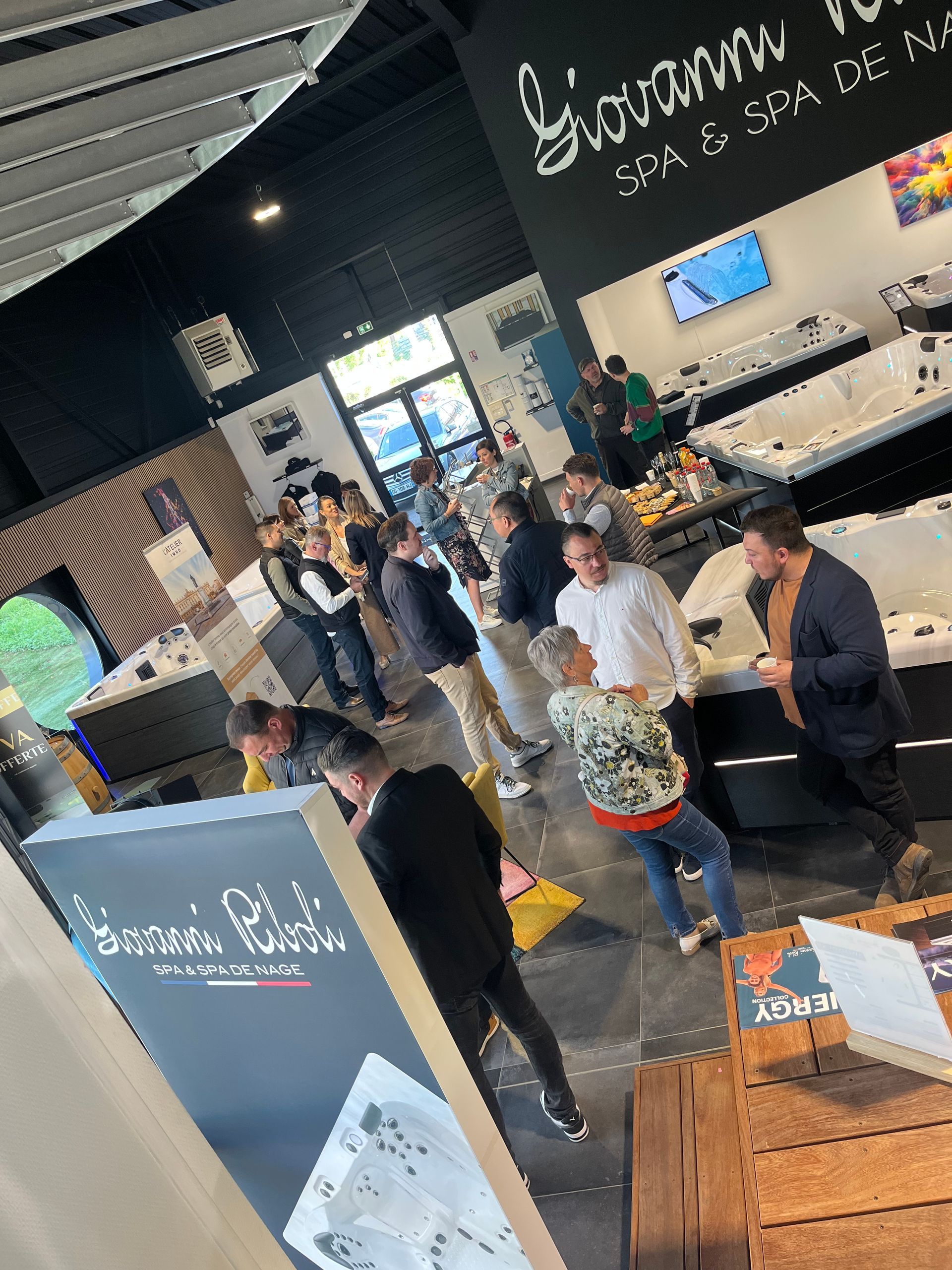 Un groupe de personnes se tient autour d'une table dans une pièce.