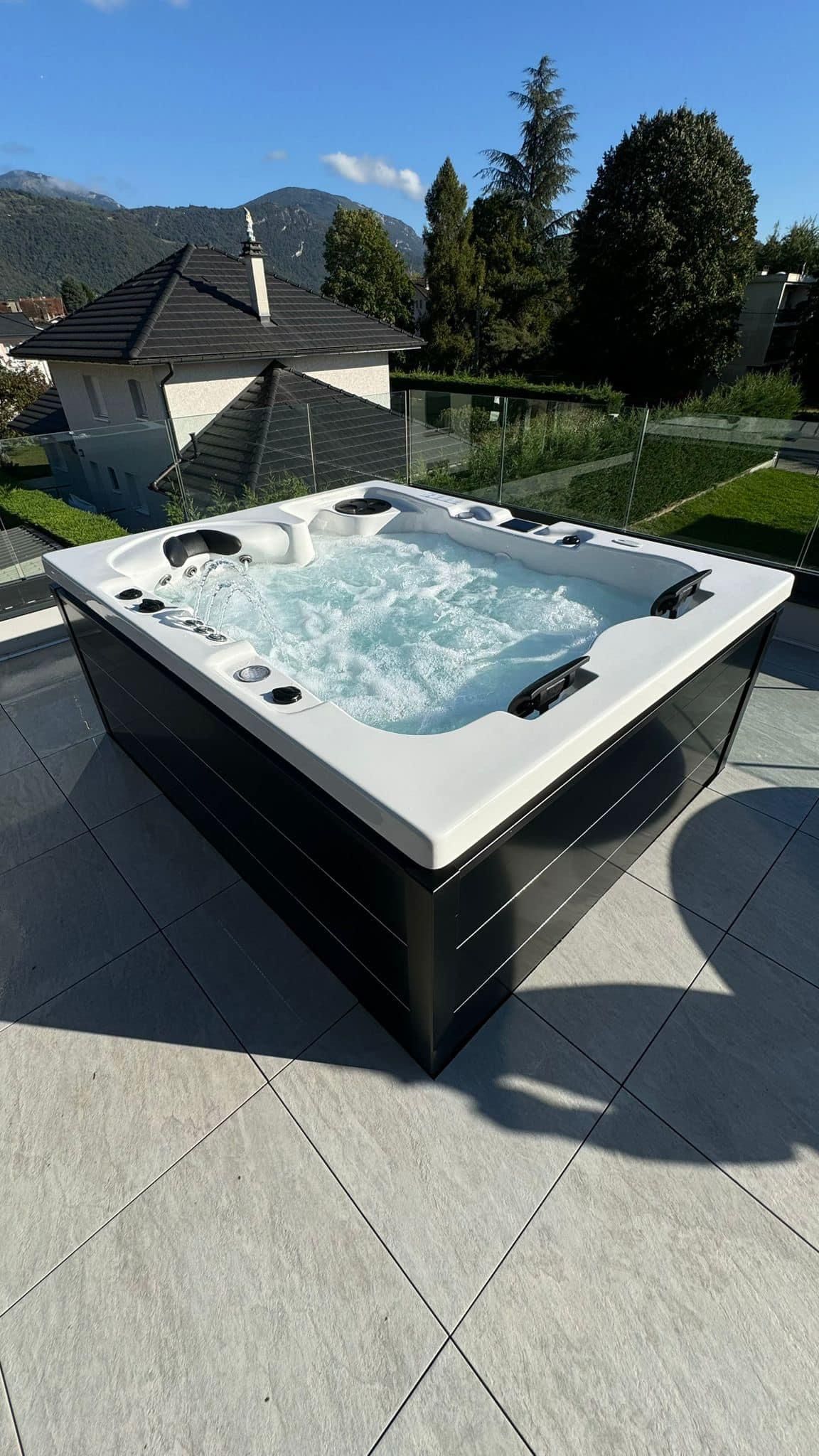 Un grand bain à remous est posé sur un toit.