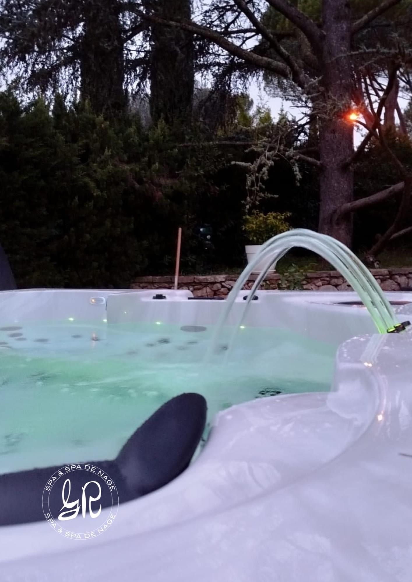 Un jacuzzi blanc avec une fontaine verte qui en sort