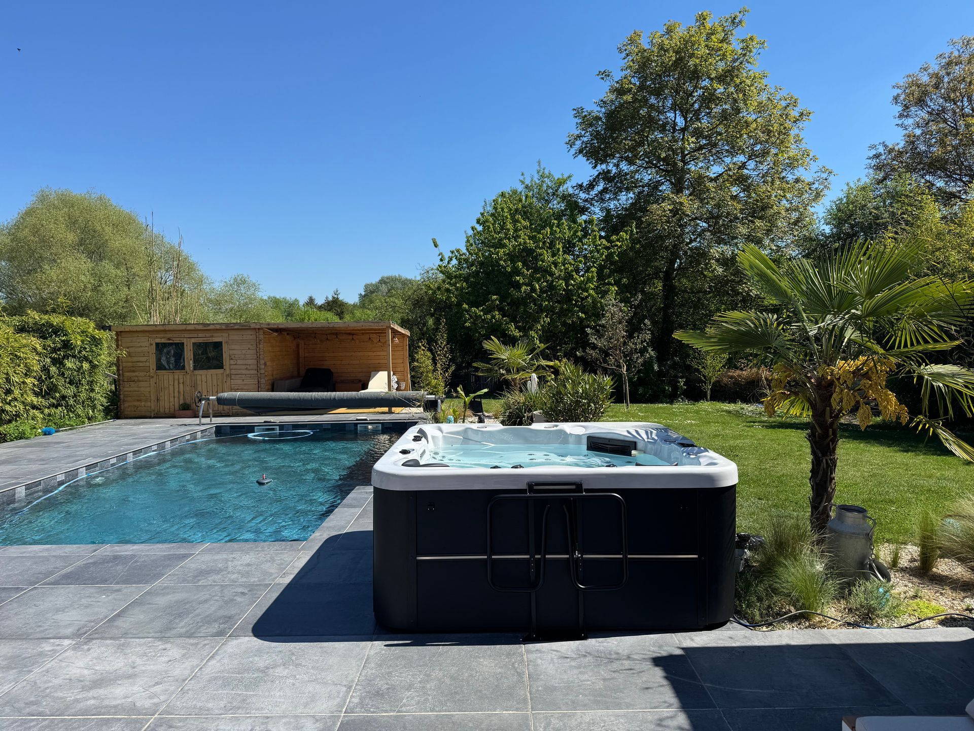 Un bain à remous est situé à côté d'une grande piscine.